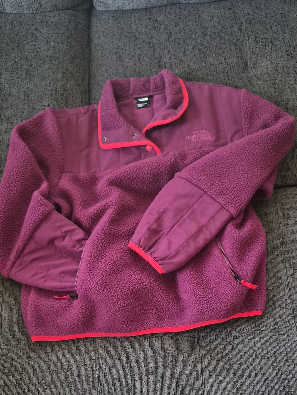 EThe North Face Women' Magenta Sherpa Pullover with Pink Trim